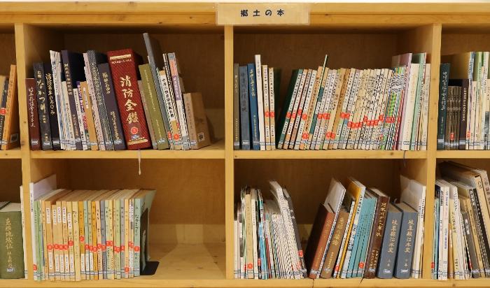 本棚に並べられた郷土資料や図録