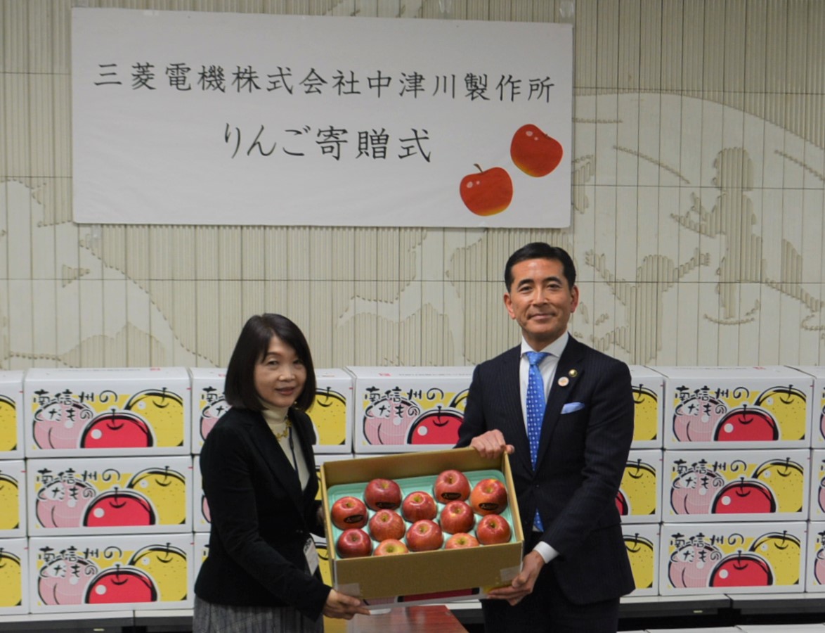 小栗市長から長谷川理事長(認定NPO法人かがやきキッズクラブ)へ