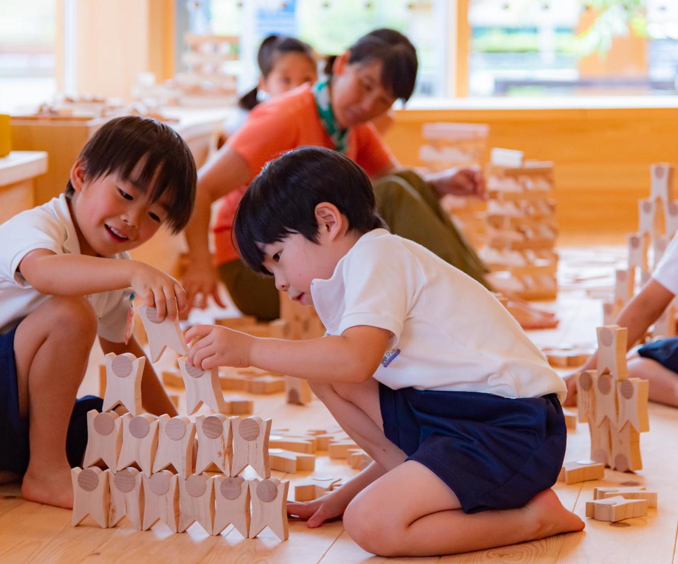木遊館にあるつみきで遊ぶ子どもたちの様子