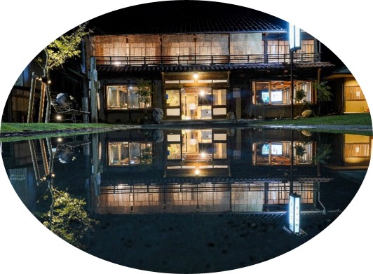 夜間のライトがついている付知地域デザインミュージアムの様子