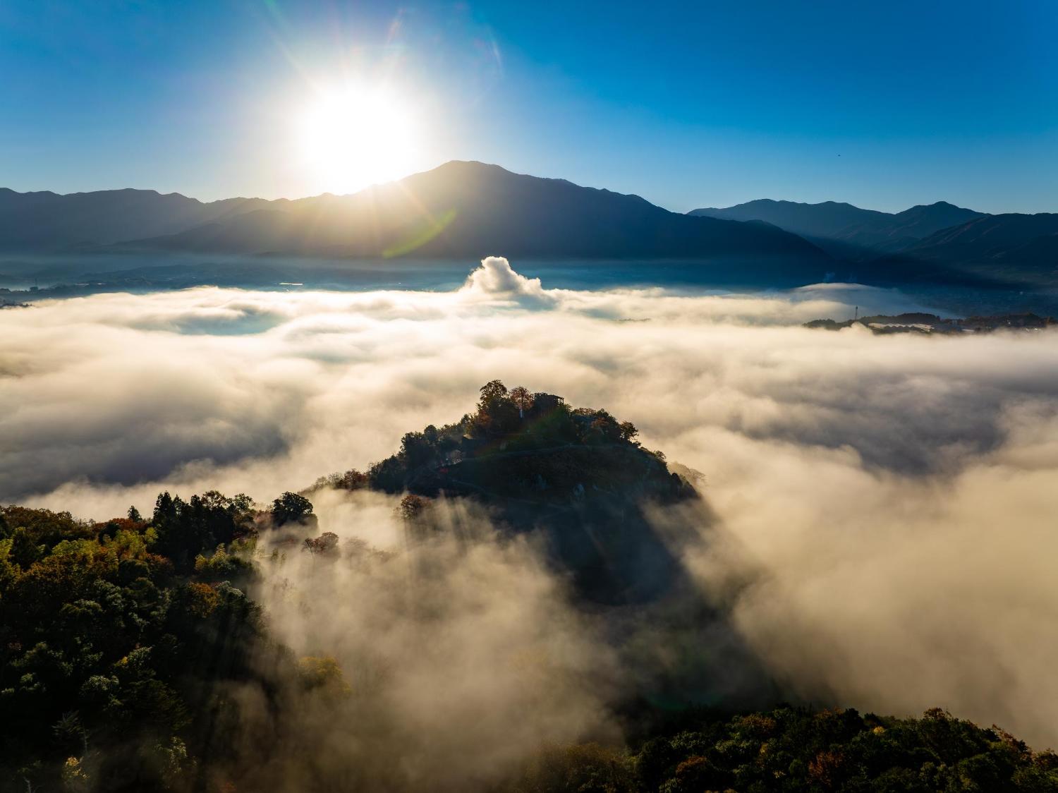 苗木城跡に朝日がさしている写真