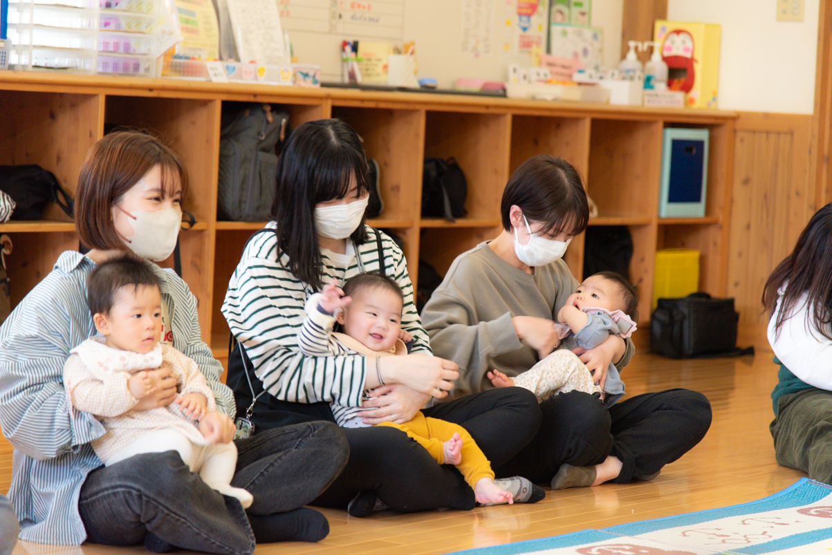 子どもを母親が抱きかかえている写真