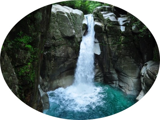 夕森公園の竜神の滝が流れている様子