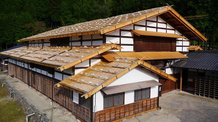 平成27年に改修されたかしも明治座の石置き屋根の写真