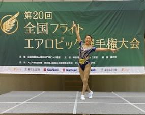 ポーズをつける金子早苗さん