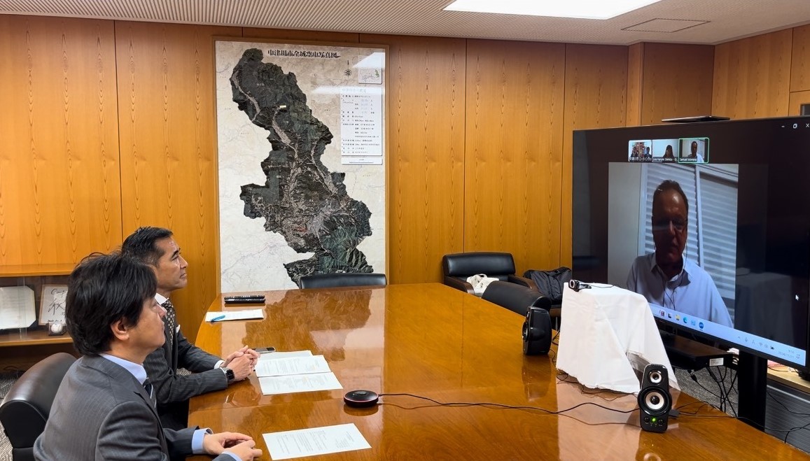 中津川市長とレジストロ市長がオンライン会議をしている様子