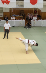 柔道の試合で技をかけている様子