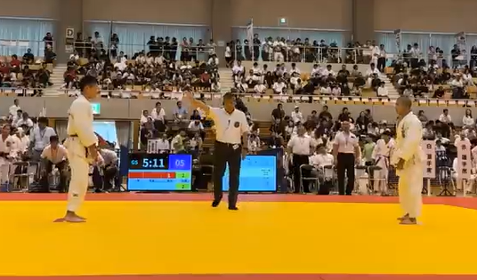 柔道の試合開始時に選手が向き合っている画像