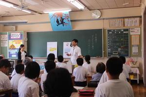 文芸出前講座講師が子供たちに説明をしている