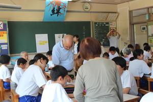 文芸出前講座子供たちが俳句を作成している