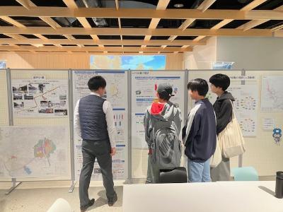 職員の説明を聞く様子