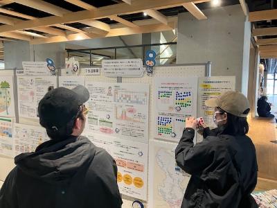 シールアンケートに参加される様子