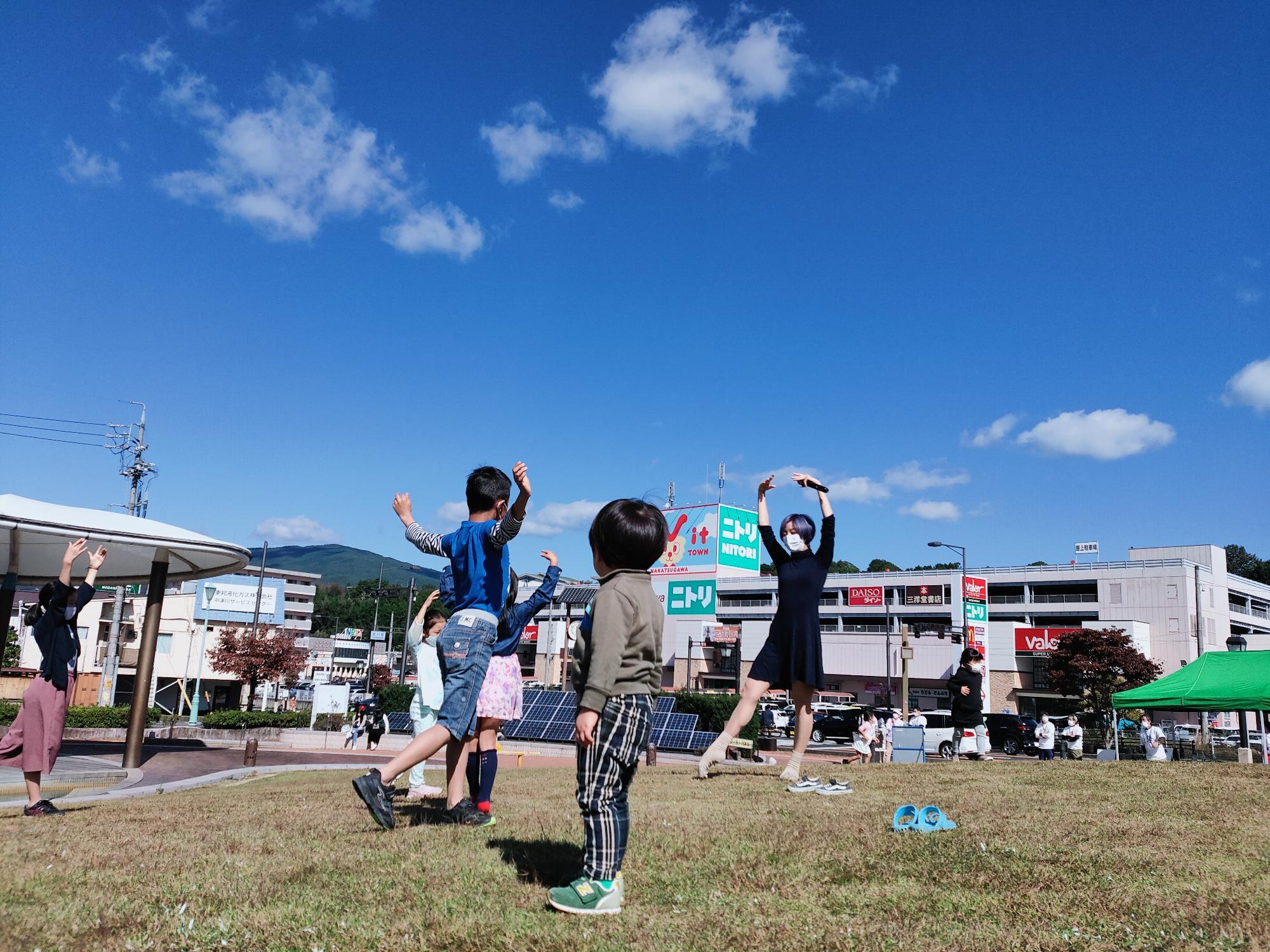 秋晴れのもとでプロダンサーとともに踊る体験ワークショップ「おどるに!」