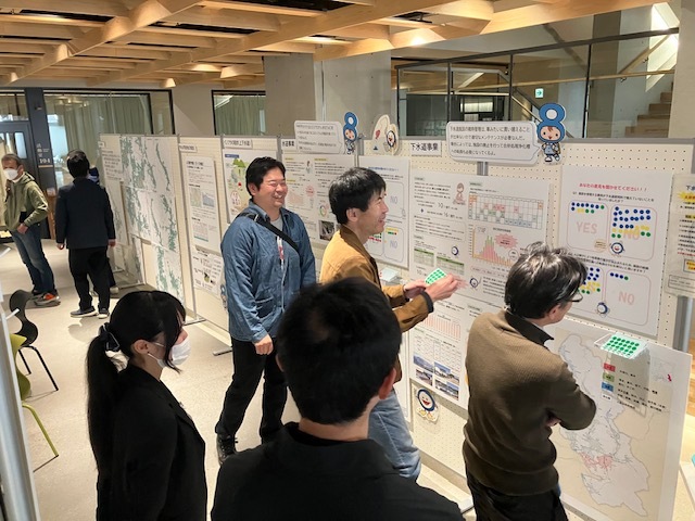 アンケートに答えている来場者の様子