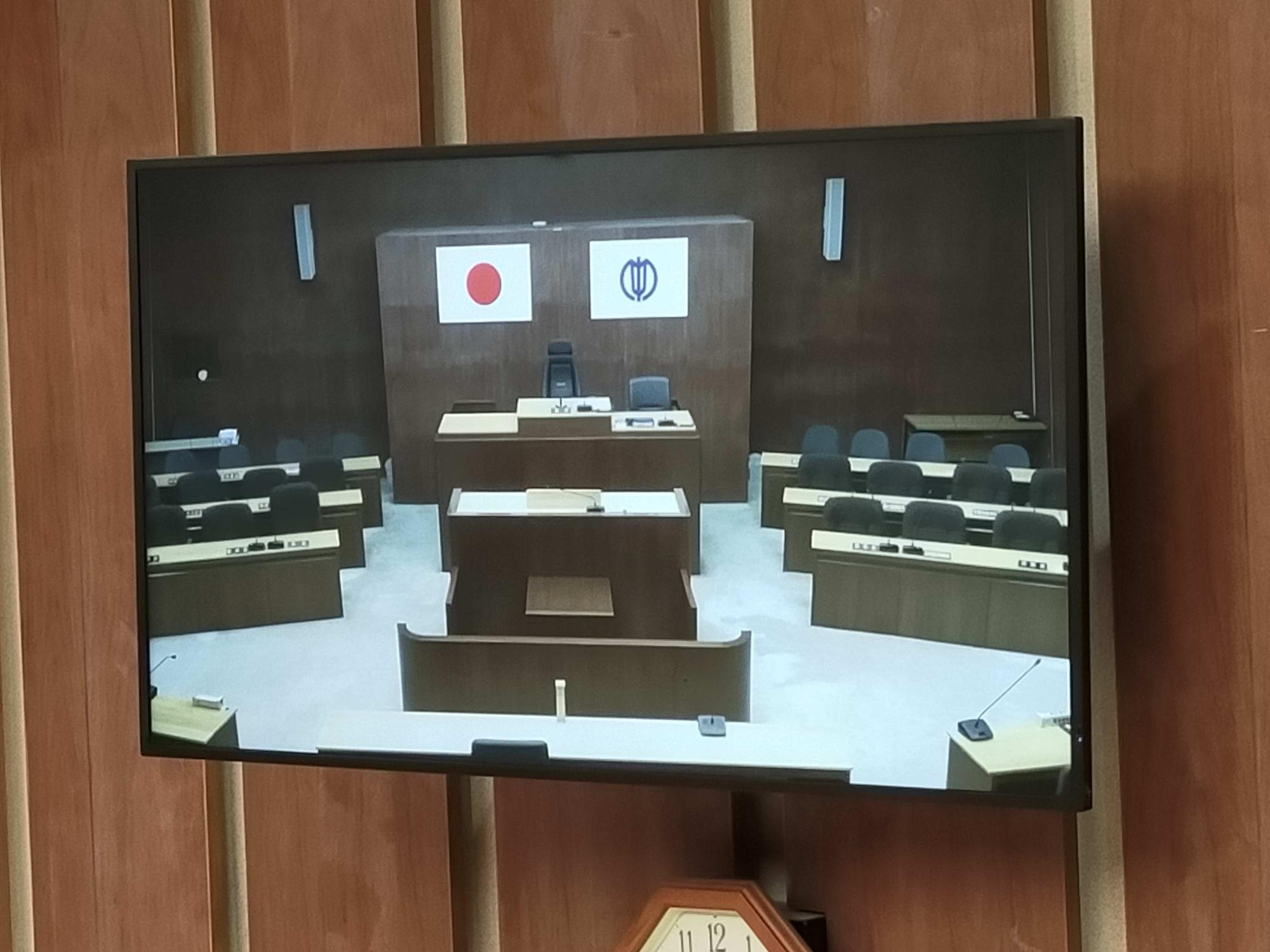 議場モニター手前