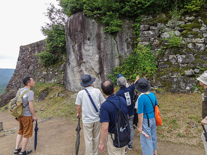 苗木城:武器蔵向かいのペグマタイト見学