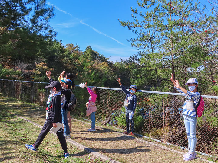 こんもり山ふーにゅうツアー 太陽に手のひらを向ける