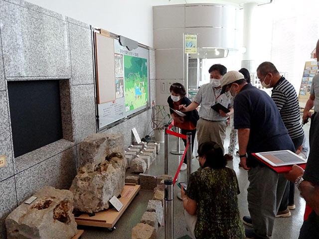 ペグマタイトの前で