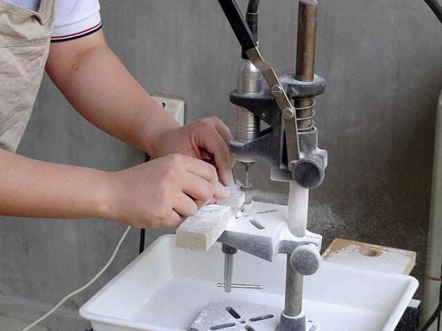 教室用材料(滑石)を研磨