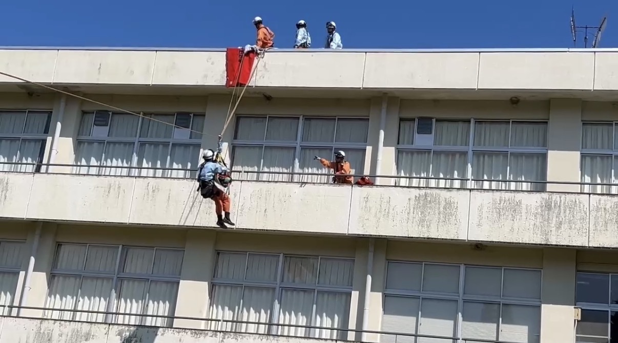 3階から要救助者を引き上げている様子