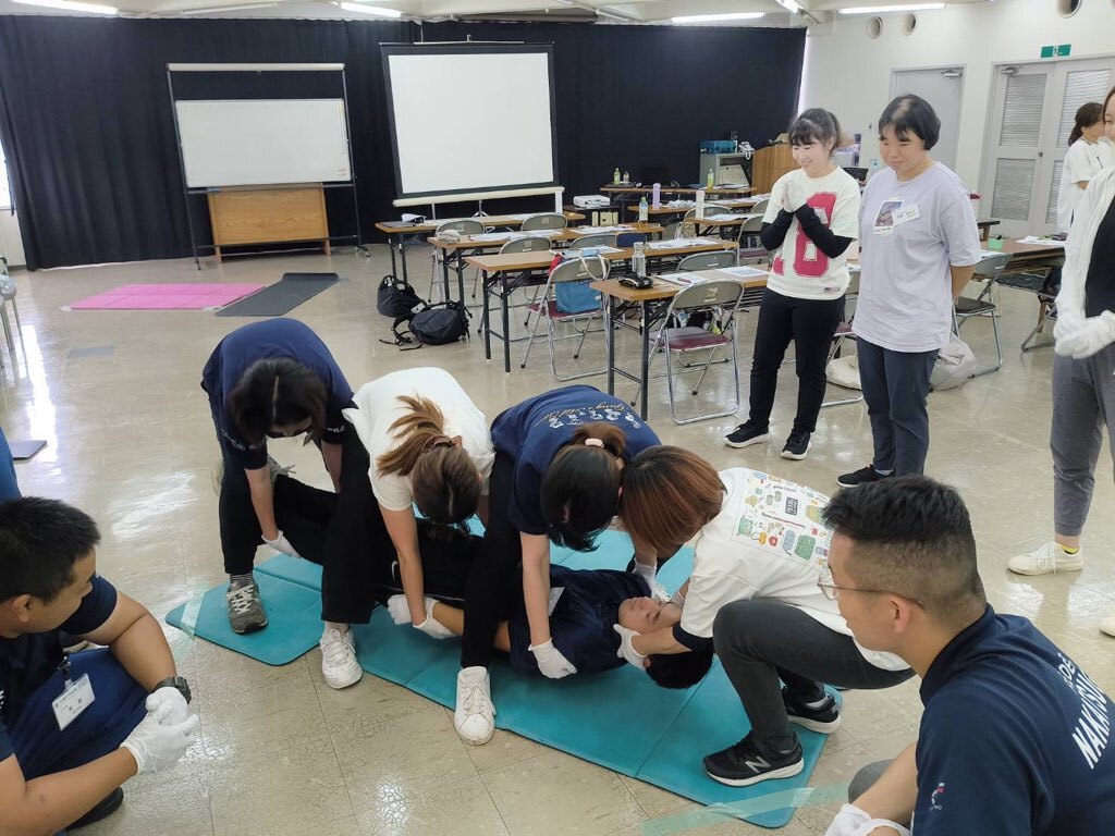 倒れた人を安全に運ぶ実技訓練の様子