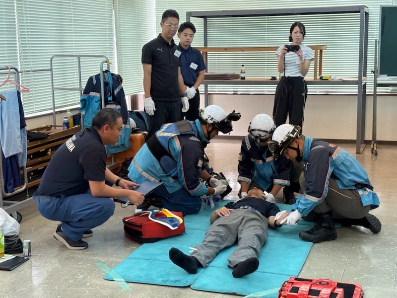 救急隊が要救助者の脈を取ったり、意識確認をするなど、救急活動のデモンストレーションを行っている様子