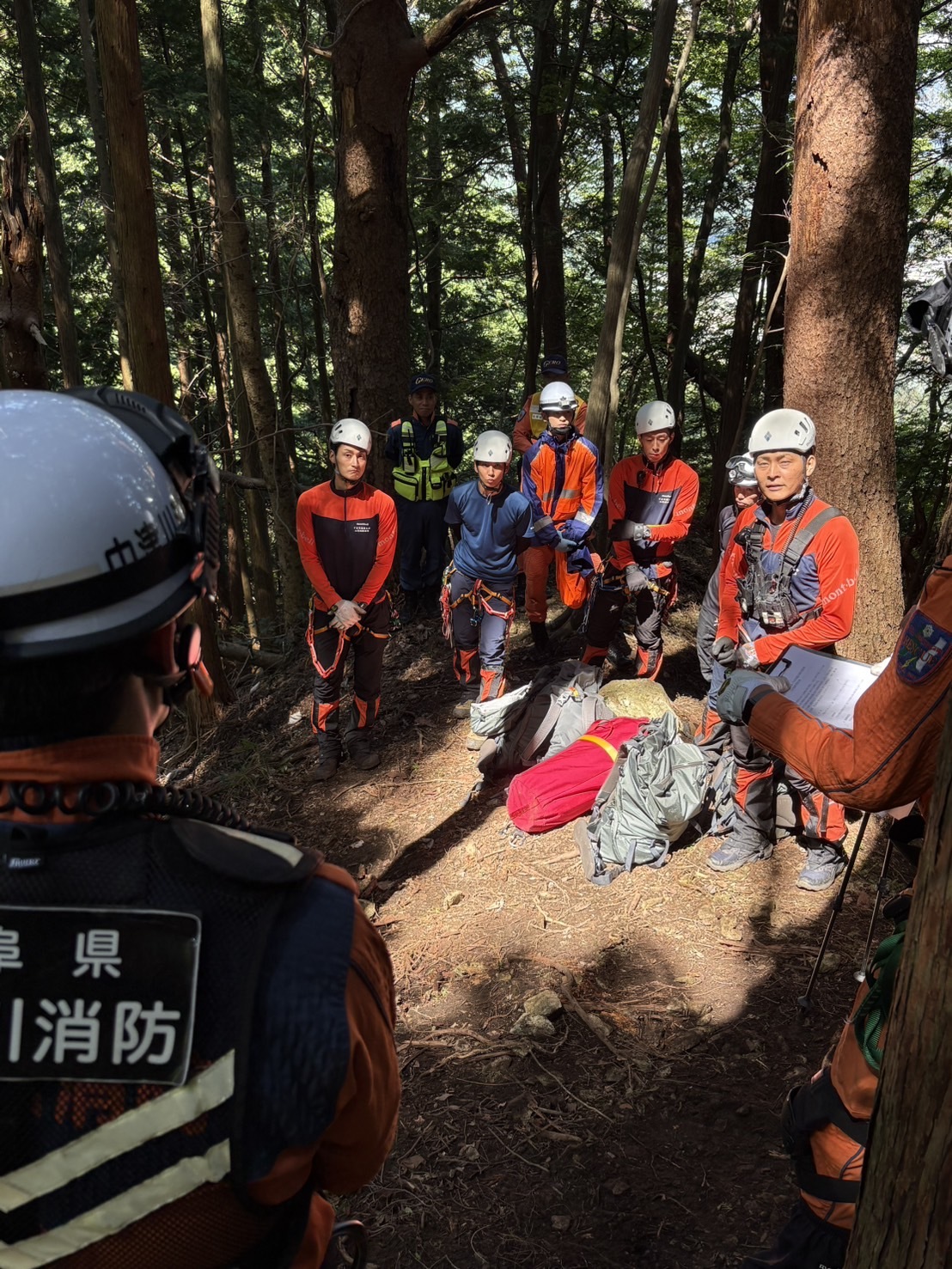 隊員が訓練の説明を聞いている様子