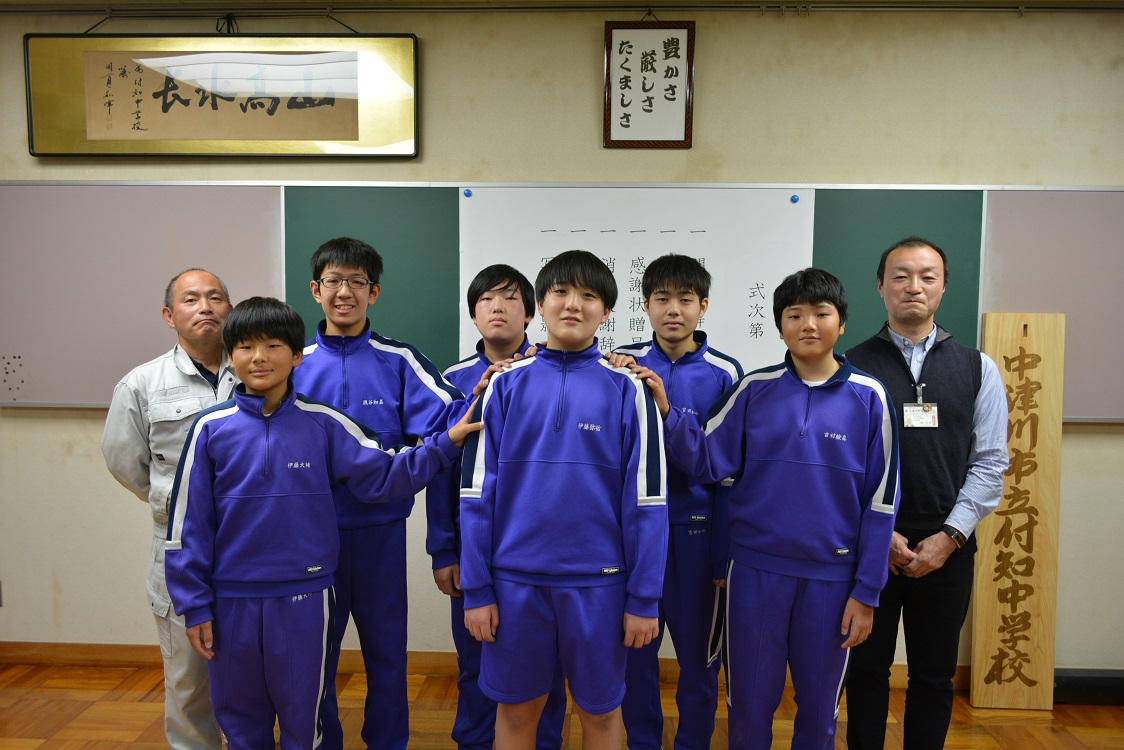 中学生と市職員の集合写真