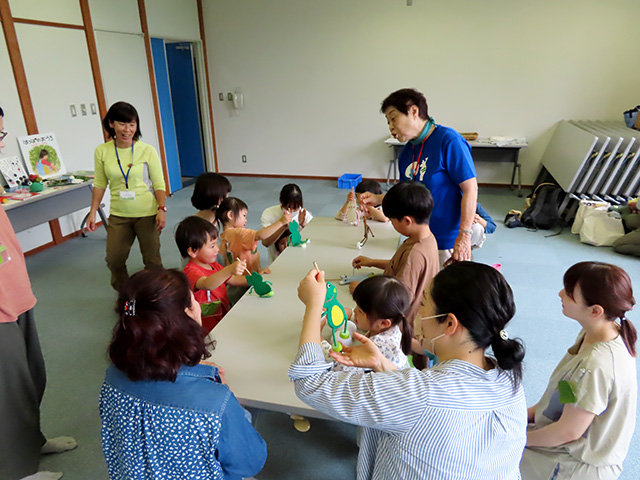 カエルの人形で遊ぶ