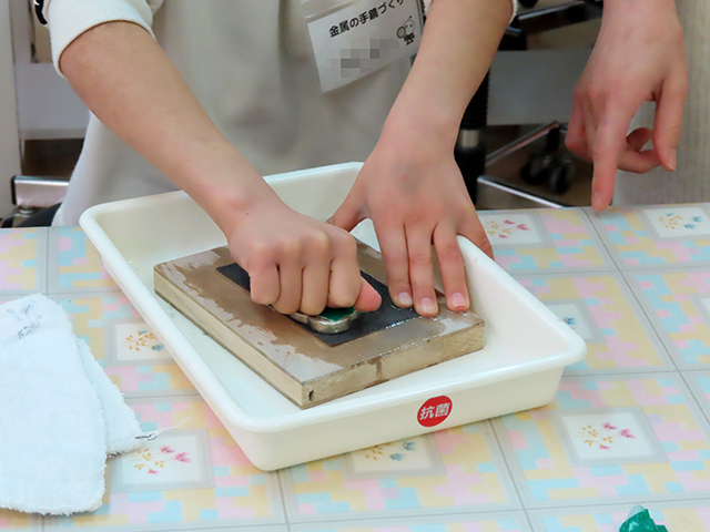 耐水ペーパーで磨く