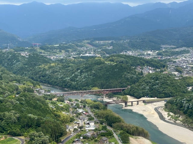 眼下に流れる木曽川