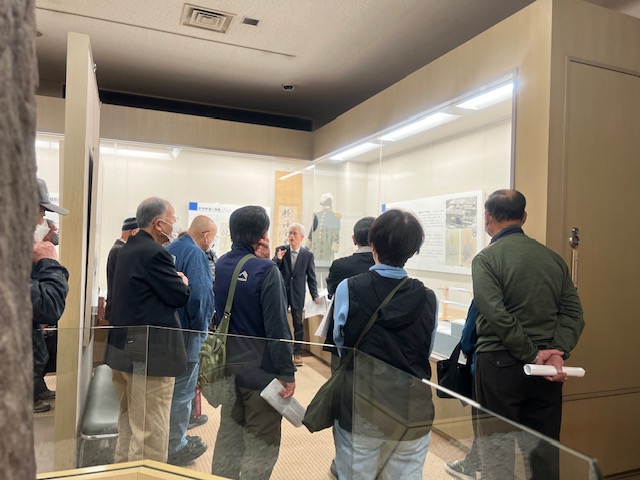 2階の展示を千早調査員が説明しています