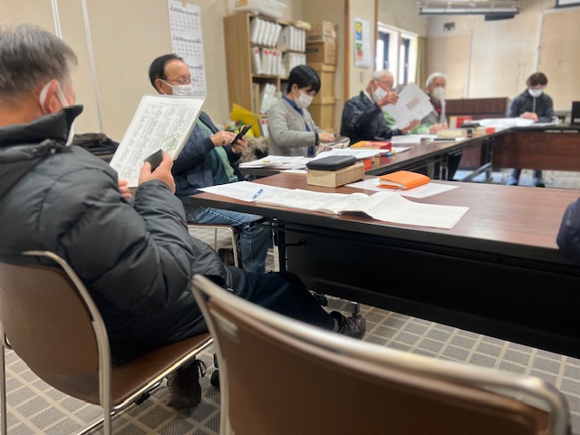 みなさん真剣に古文書に向き合います