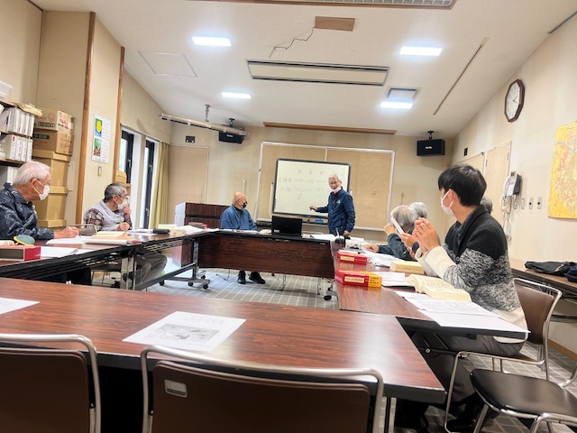 苗木周辺の話をする千早先生