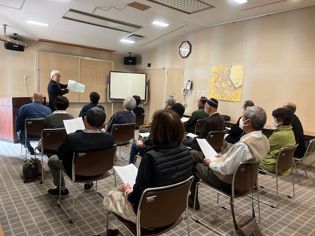 金曜講座で今回の概要を説明する千早調査員