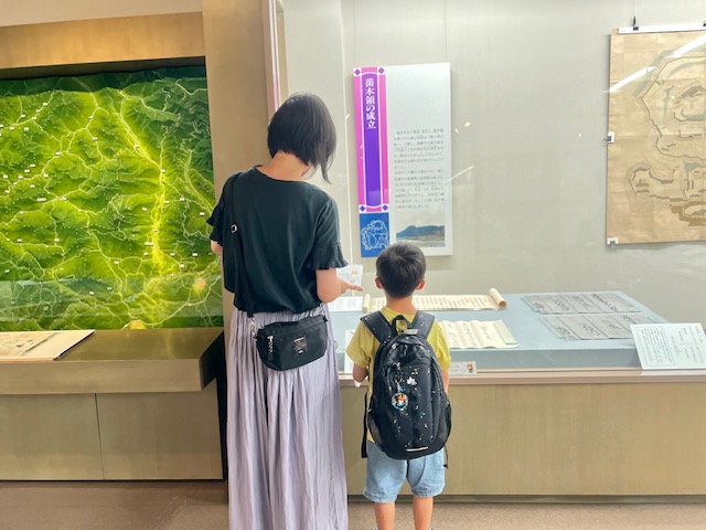 クイズラリーをする親子