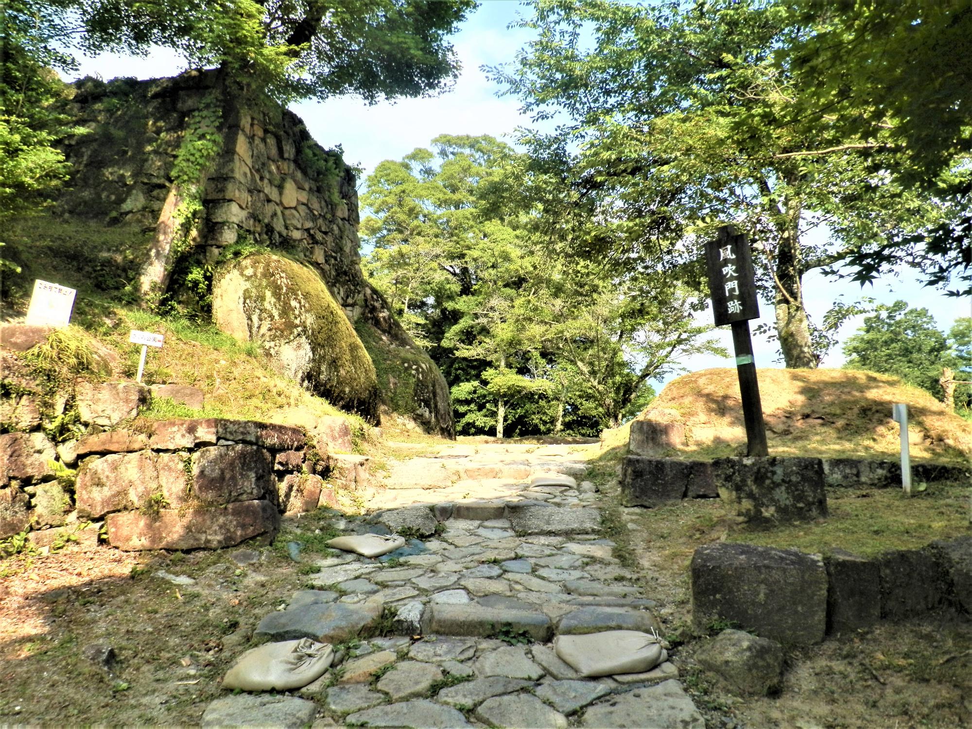 写真1.風吹門跡と大石を利用した石垣