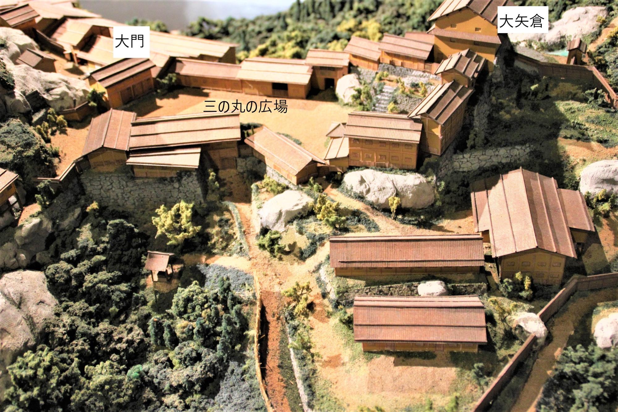 復元模型の掛り役所(四十八曲竹門跡から三の丸を望む)