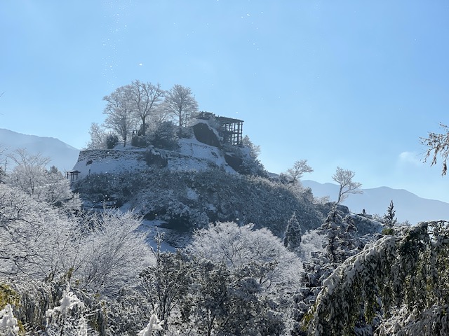 雪の積もった朝の苗木城址