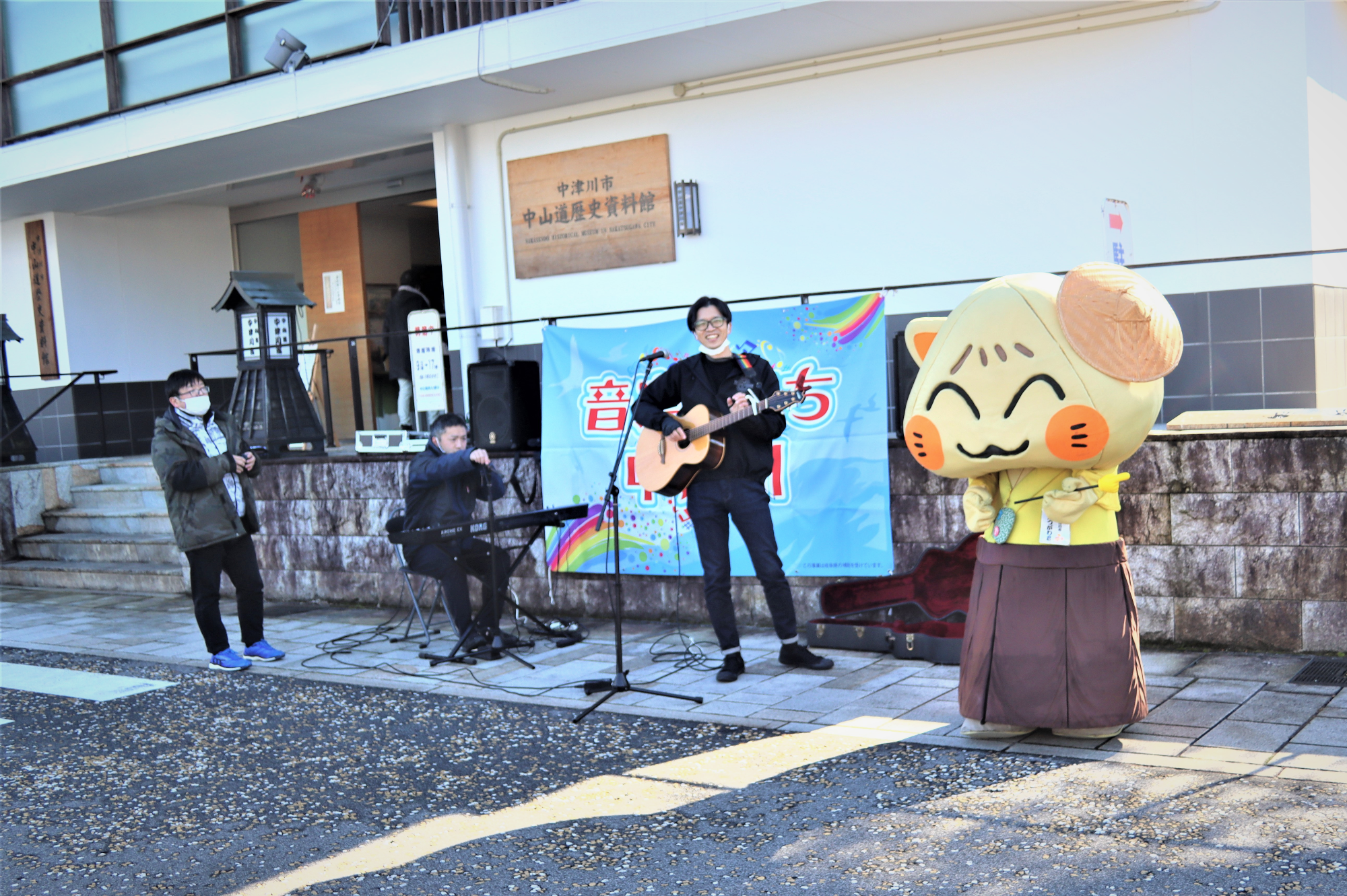 六斎市 当館にてカナディアンクラブとにゃかつがわ君