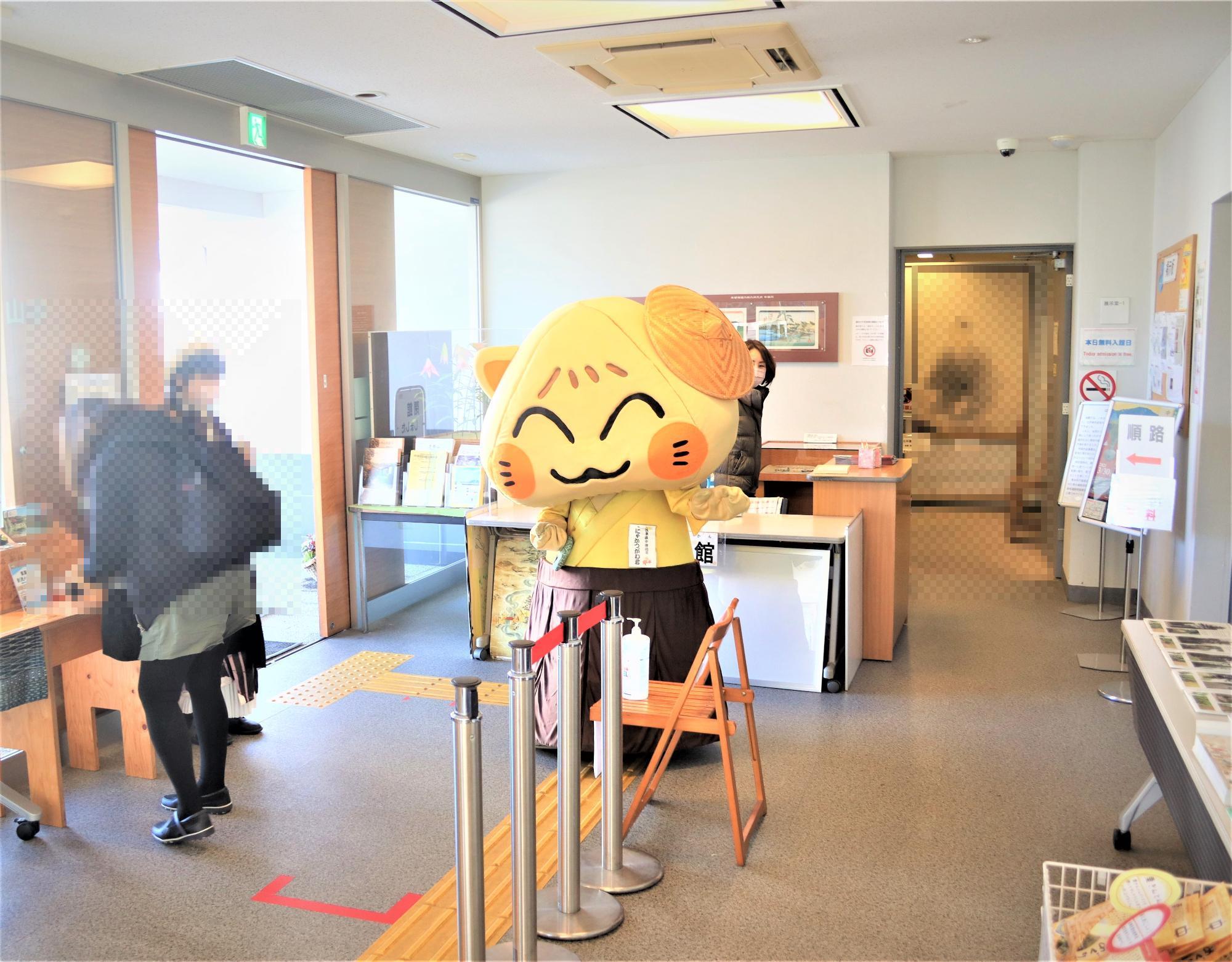 当館エントランスのにゃかつがわ君