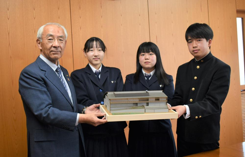 （仮称）市民交流プラザの模型を製作した中津川工業高等学校生徒と青山市長