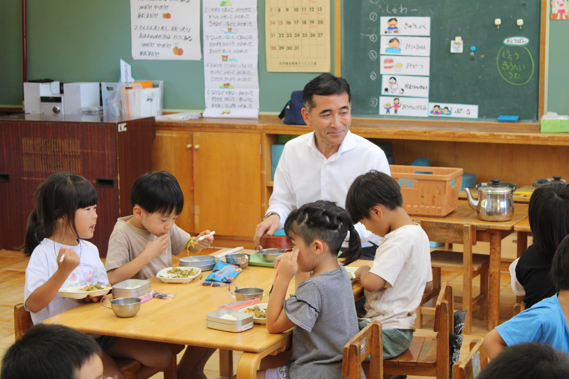 園児たちと給食を食べる小栗市長