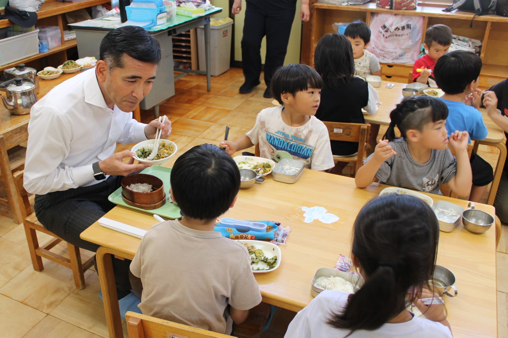 園児たちと給食を食べる小栗市長