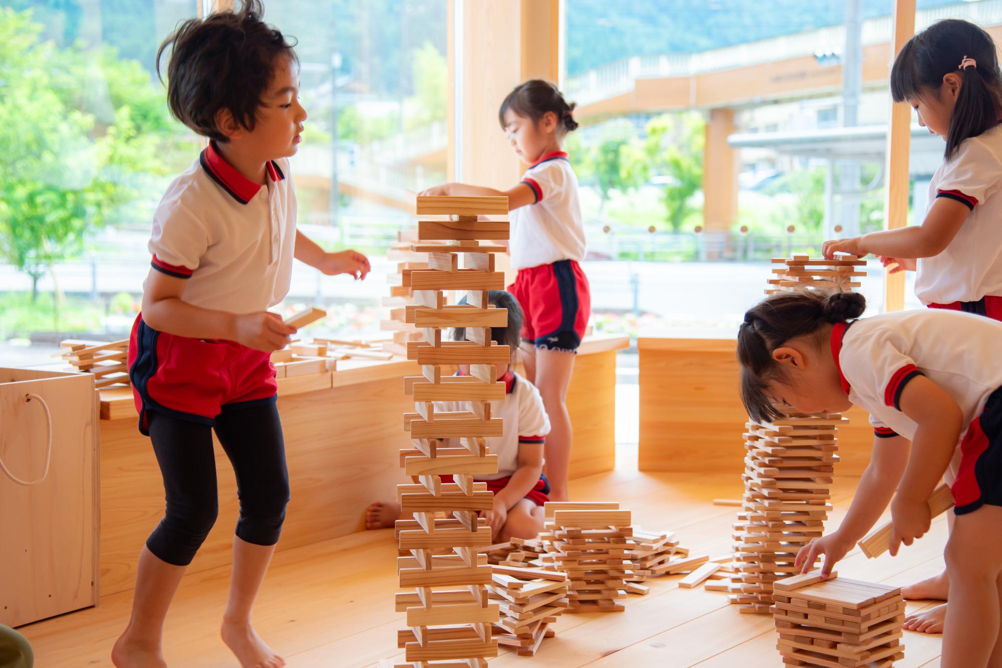 木遊館で遊ぶ子どもたち