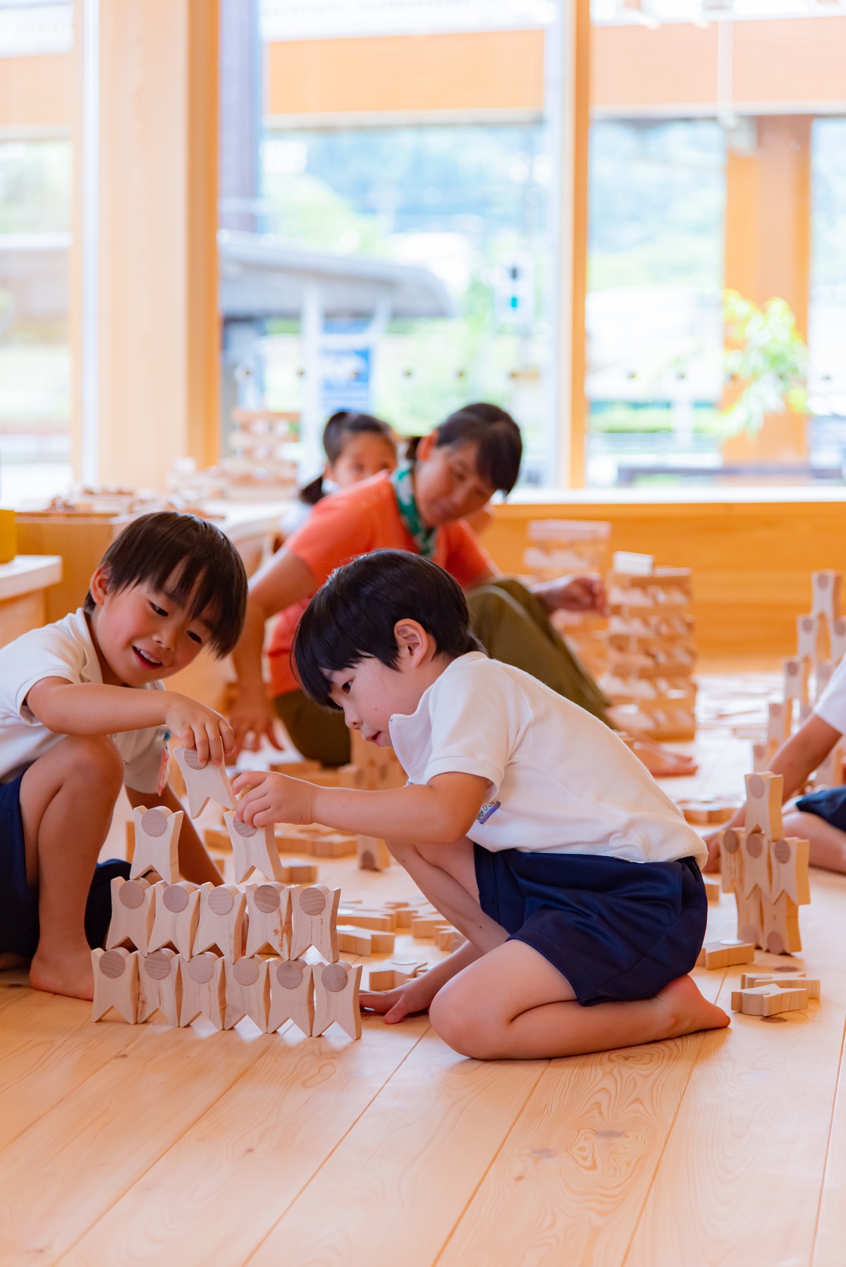 木遊館で遊ぶ子どもたち