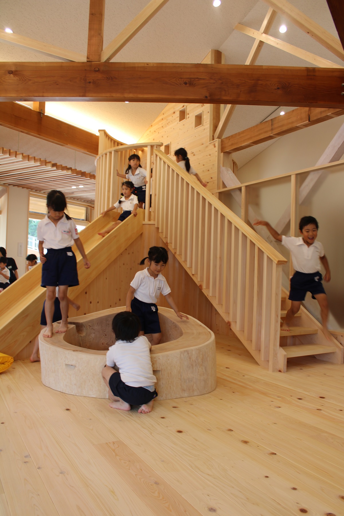木遊館で遊ぶ子どもたち