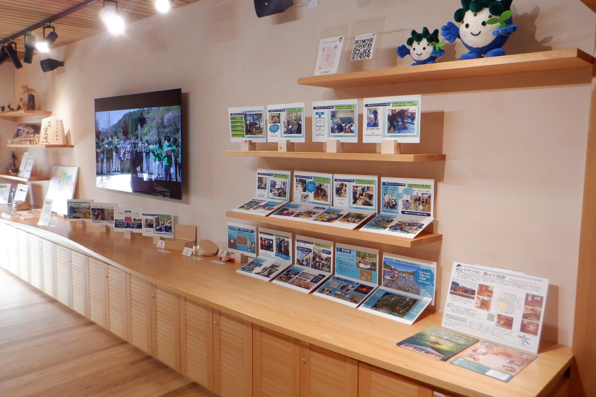 企画展示、モニターで放映している様子