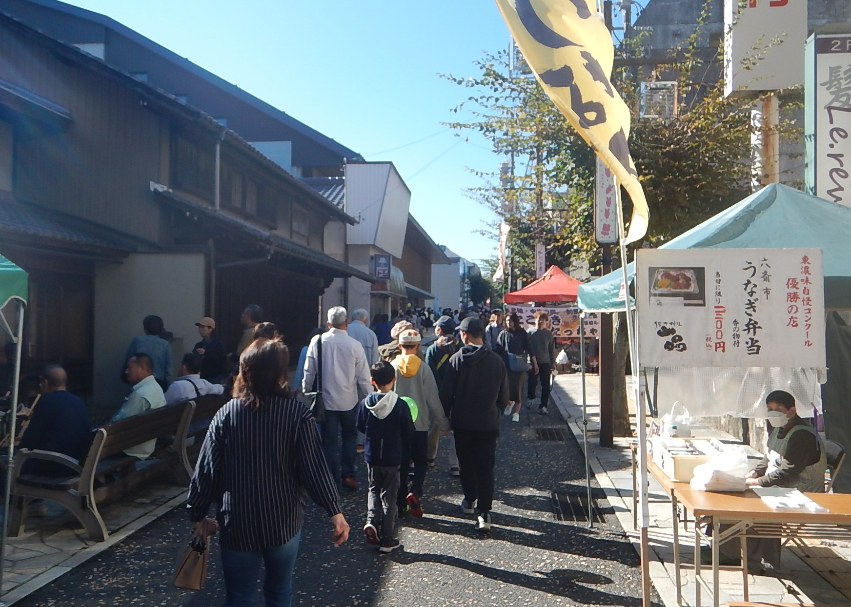 あきの中山道六斎市まつりでにぎわう商店街の様子