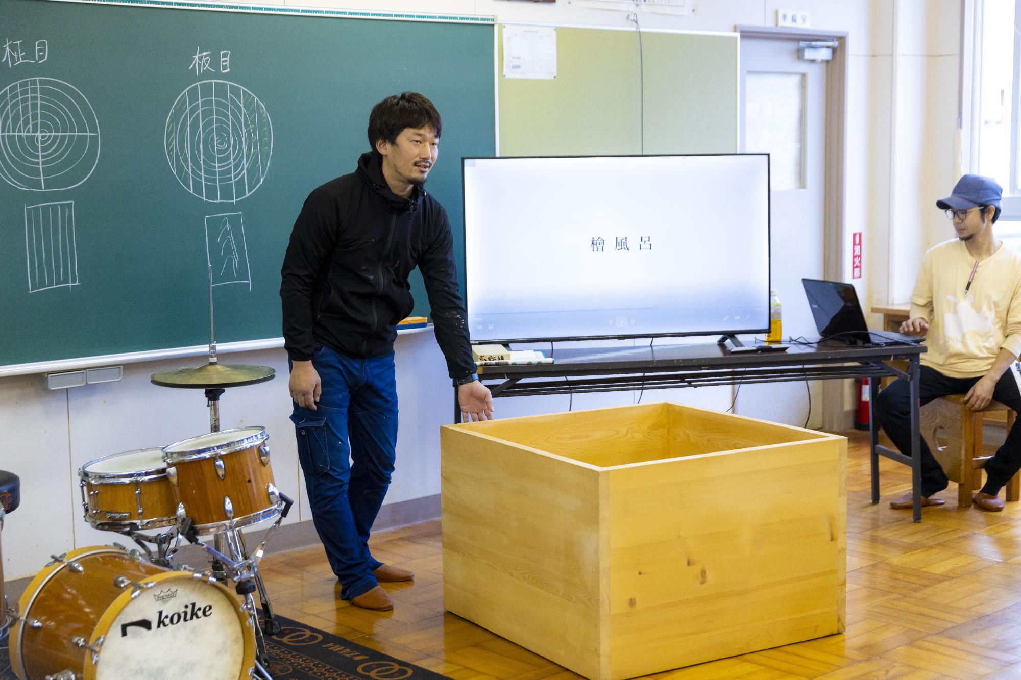 実際の商品を見ながら話を聞く生徒